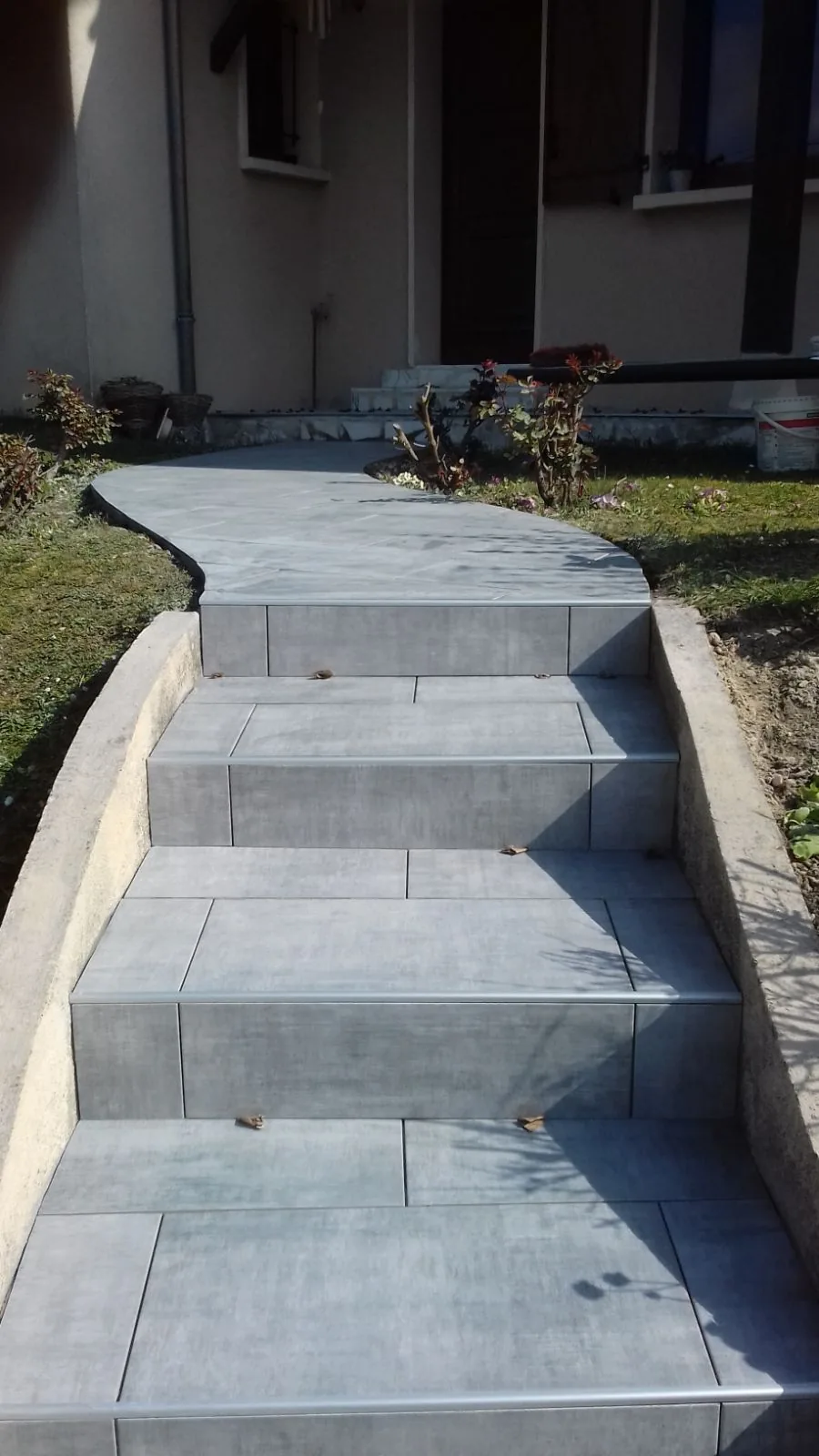 Allée et emmarchement en dalles