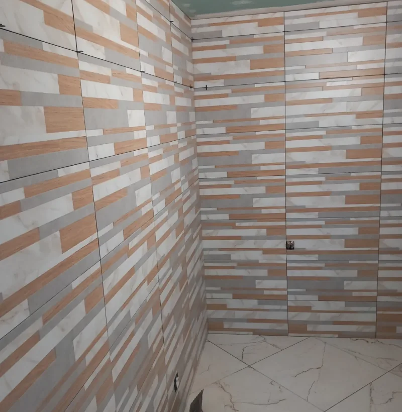 Mur de faïence en bandes de couleur