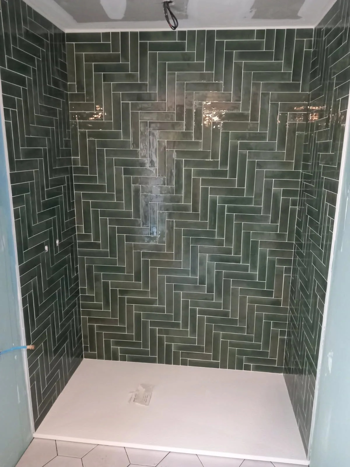 Douche en mosaïque posée en bâtons rompus