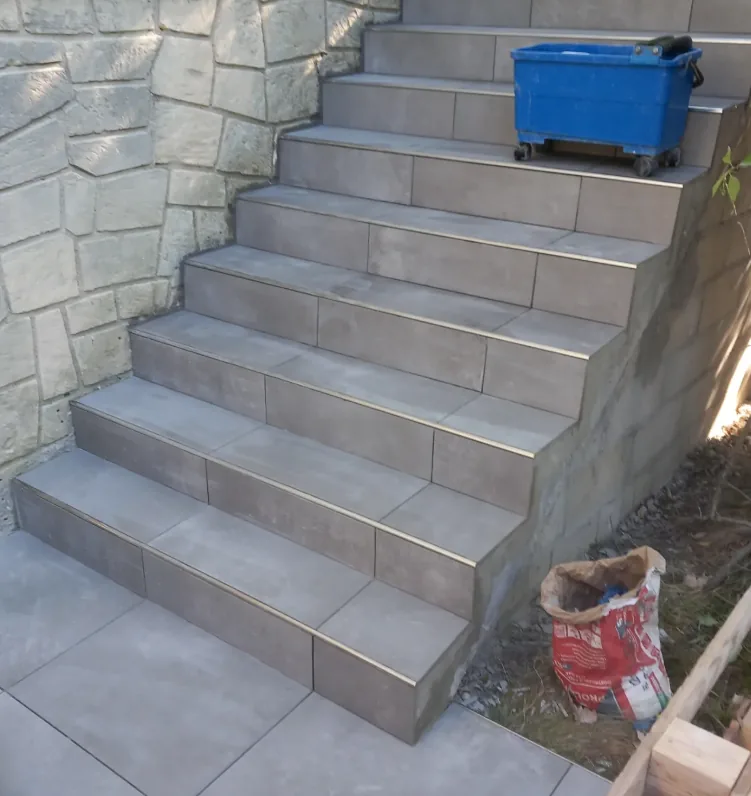 Escalier extérieur habillé en pierre