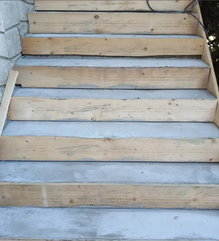 Escalier extérieur en béton brut avant habillage