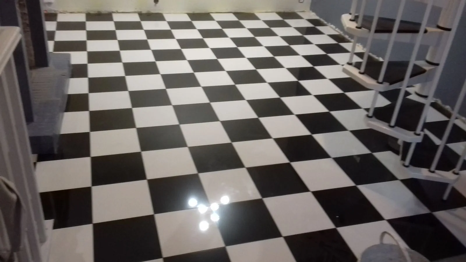 Sol en damier noir et blanc