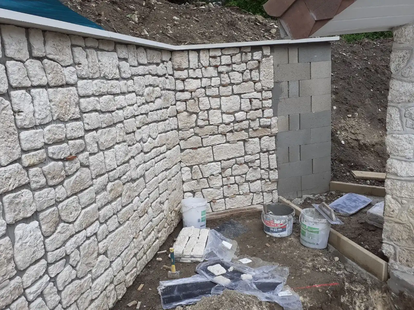 Mur en pierre naturelle appareillée