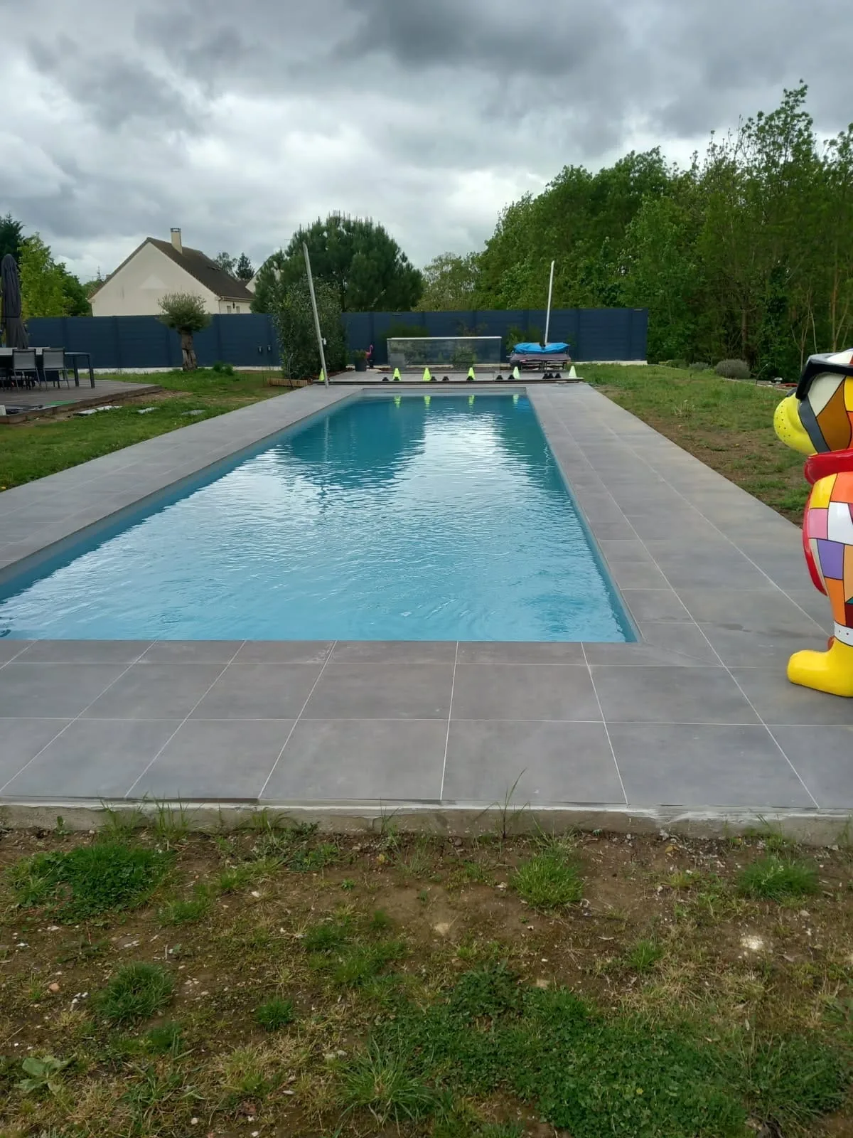 Plage de piscine terminée en dallage grand format