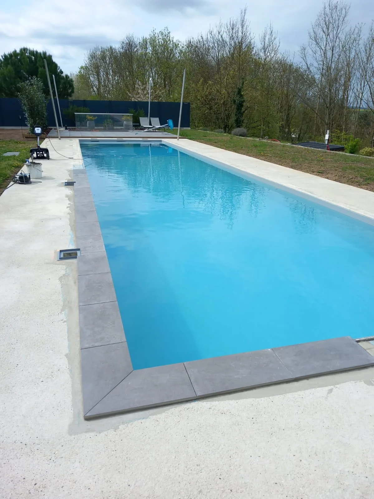 Plage de piscine en cours de pose